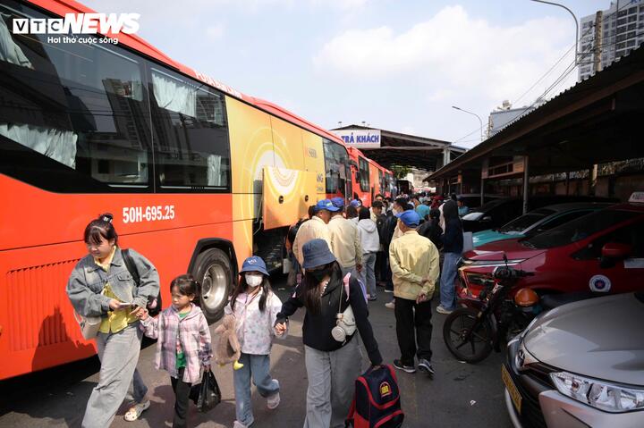 Theo đại diện Bến xe Miền Tây, ngày 22/2 có hơn 30.000 lượt hành khách về TP.HCM qua bến; ngày 21/2 (mùng 5 Tết) khoảng 28.500 lượt. Tổng sản lượng hành khách phục vụ trong 20 ngày cao điểm Tết dự kiến khoảng 842.000 lượt, tăng 4,3% so với cùng kỳ năm trước.