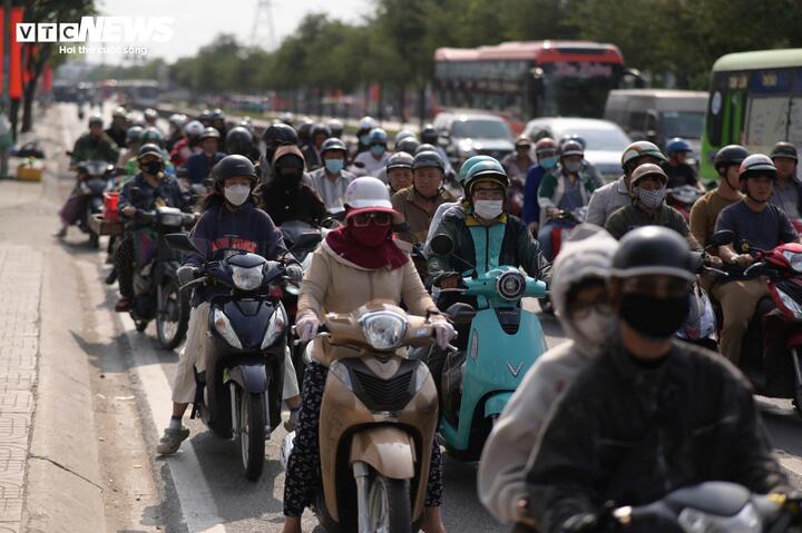 Nhiều gia đình chở theo con nhỏ sau hành trình dài.