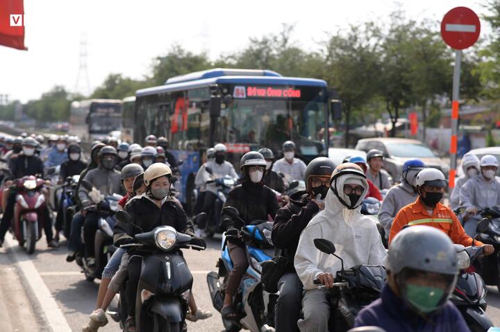 Tại đoạn qua xã Bình Chánh, dòng xe di chuyển chậm, từng đợt dồn lại rồi giãn ra theo nhịp đèn giao thông.