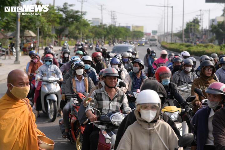 Anh Trần Minh Hòa (quê Vĩnh Long) cho biết gia đình xuất phát từ đầu giờ chiều nhưng vẫn mất thêm thời gian khi vào đến cửa ngõ thành phố.