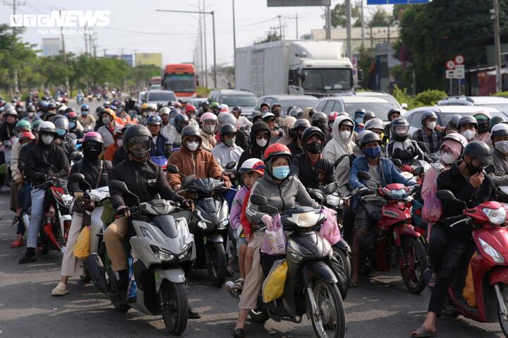 Phần lớn người dân chọn đi xe máy, phía sau chằng buộc vali, balô và các túi quà quê.
