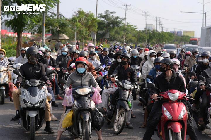 Từ khoảng 17h, lưu lượng phương tiện bắt đầu tăng rõ rệt.