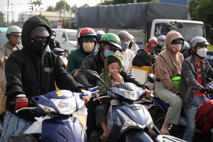 Không ít trẻ em ngủ gục trên vai cha mẹ.