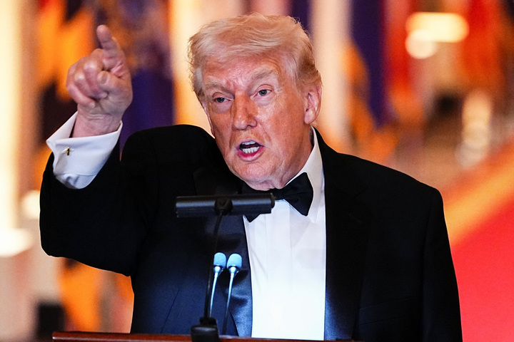 Tổng thống Mỹ Donald Trump phát biểu khi chủ trì bữa tối dành cho các thống đốc tại Nhà Trắng ở Washington D.C., Mỹ, ngày 21/2/2026. (Ảnh: REUTERS/Aaron Schwartz)