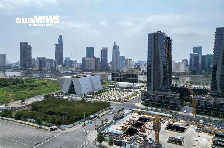 Không gian Trung tâm Tài chính quốc tế tại TP.HCM có diện tích khoảng 899 ha nằm 2 bên bờ sông Sài Gòn, trải rộng tại phường Bến Thành, phường Sài Gòn, đô thị Thủ Thiêm.