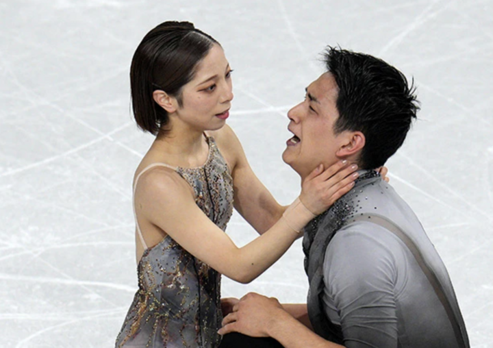 Riku Miura và Ryuichi Kihara đầy cảm xúc sau phần thi trượt băng nghệ thuật đôi tự do tại Thế vận hội Milano-Cortina. (Nguồn: Asahi)