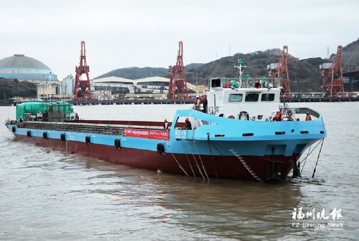 Tập đoàn Công nghiệp Đóng tàu Phúc Kiến hạ thủy tàu chở hàng thuần điện tải trọng 1.000 tấn trên sông Mân, Phúc Kiến, Trung Quốc, ngày 7/2. (Ảnh: Phúc Châu Vãn báo)