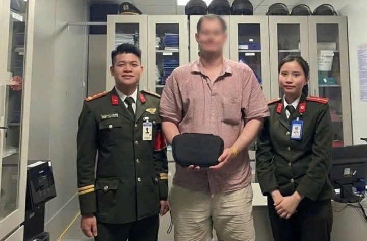 Cán bộ Đội An ninh hàng không Phòng Quản lý Xuất nhập cảnh Công an TP Huế trao trả lại túi xách cho du khách quốc tịch Australia bỏ quên tại Cảng Hàng không quốc tế Phú Bài