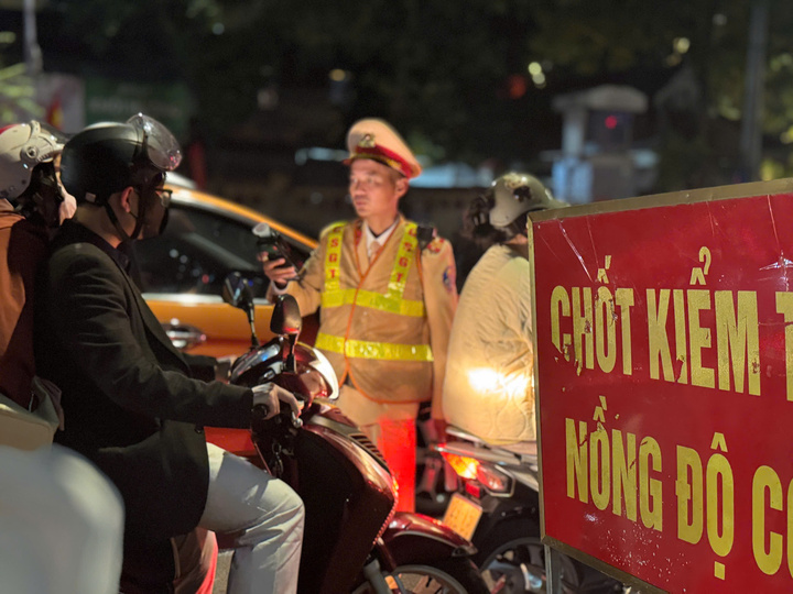 CSGT Hà Nội kiểm tra nồng độ cồn với tài xế.