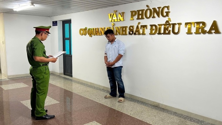 Công an tỉnh Lâm Đồng thi hành Lệnh giữ người trong trường hợp khẩn cấp đối với Phạm Quốc Huy. (Ảnh: Công an Lâm Đồng)