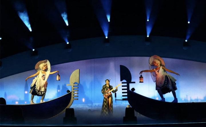 Ca sĩ Joan Thiele biểu diễn trong lễ bế mạc.