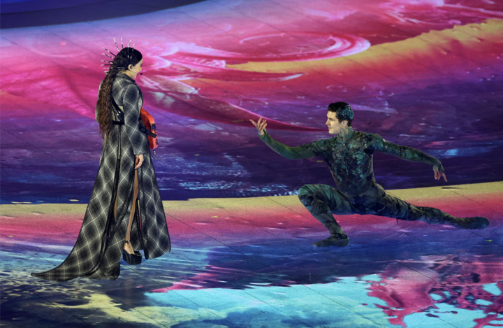 Ca sĩ Joan Thiele và vũ công ballet Roberto Bolle biểu diễn trong lễ bế mạc.