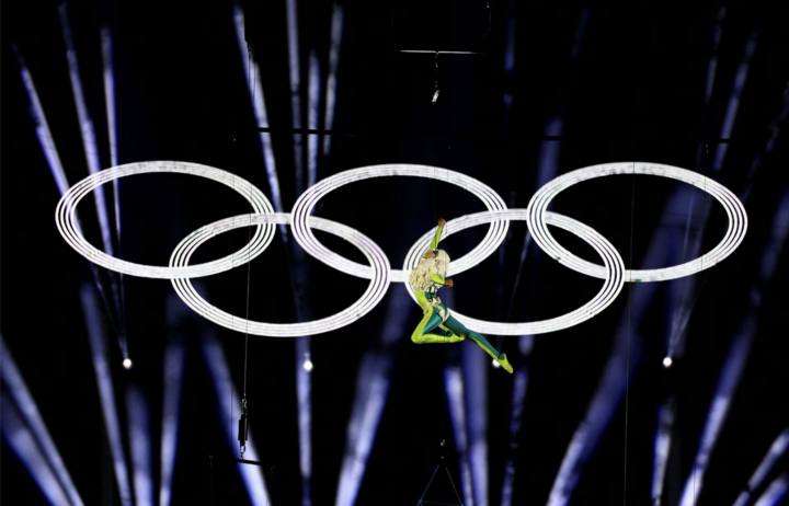 Một nghệ sĩ biểu diễn cùng các vòng tròn Olympic trong lễ bế mạc Olympic Milano-Cortina 2026.