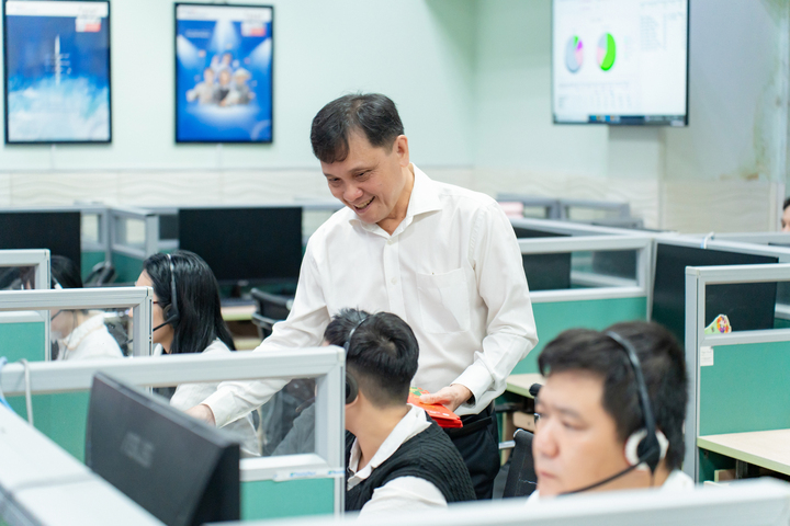 Lãnh đạo EVNSPC chúc Tết, động viên CBCNV Trung tâm chăm sóc khách trong đêm giao thừa Bính Ngọ.