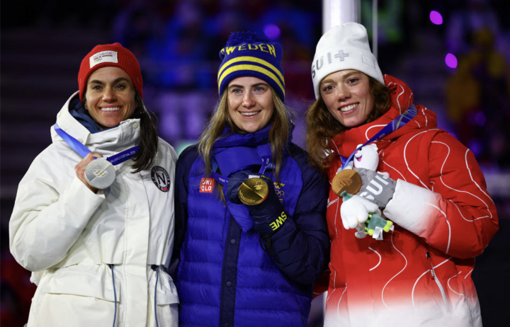 VĐV Thụy Điển Ebba Andersson giành HCV ăn mừng trên bục trao giải sau khi chiến thắng nội dung 50km xuất phát đồng hàng cổ điển nữ, cùng HCB Heidi Weng (Na Uy) và HCĐ Nadja Kaelin (Thụy Sĩ).