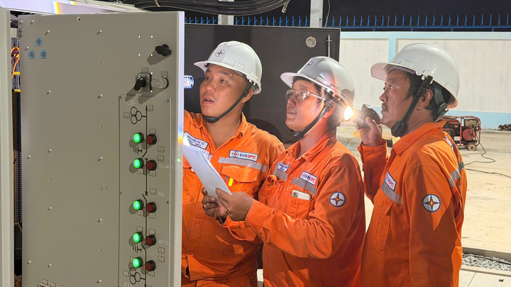 Nhân viên Điện lực ứng trực đảm bảo điện trong dịp Tết Bính Ngọ 2026.