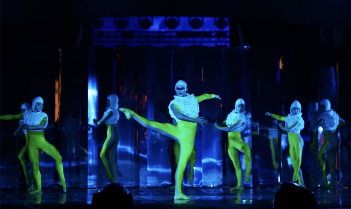 Các nghệ sĩ biểu diễn trong phần trình diễn Elevation tại lễ bế mạc.