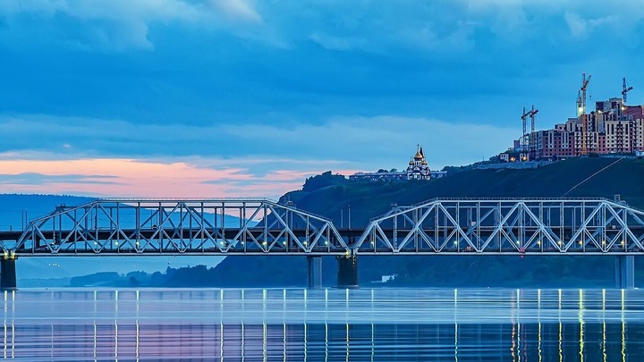 Cầu đường sắt xuyên Siberia bắc qua sông Yenisei ở Krasnoyarsk, Nga. Ảnh Wikimedia Commons