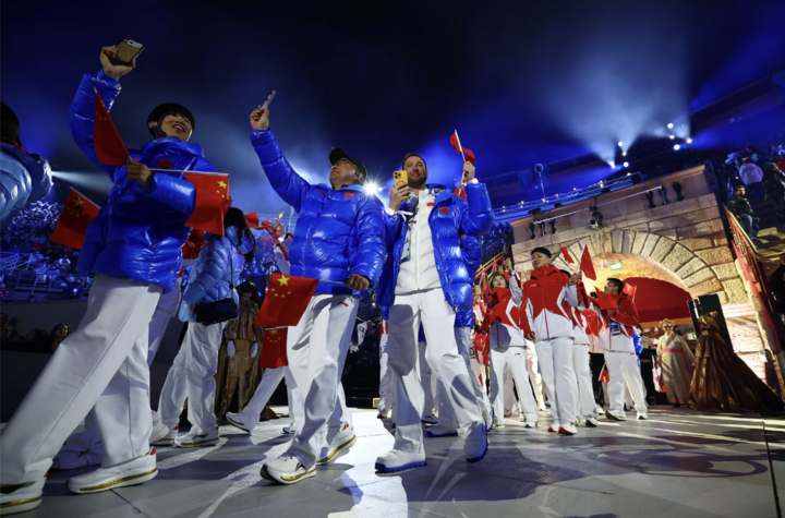 Đoàn vận động viên Trung Quốc diễu hành trong lễ bế mạc.