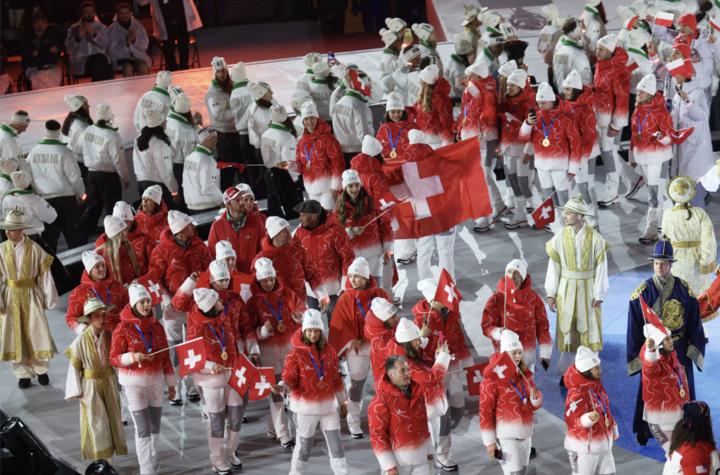 Đoàn vận động viên Thụy Sĩ diễu hành trong lễ bế mạc.