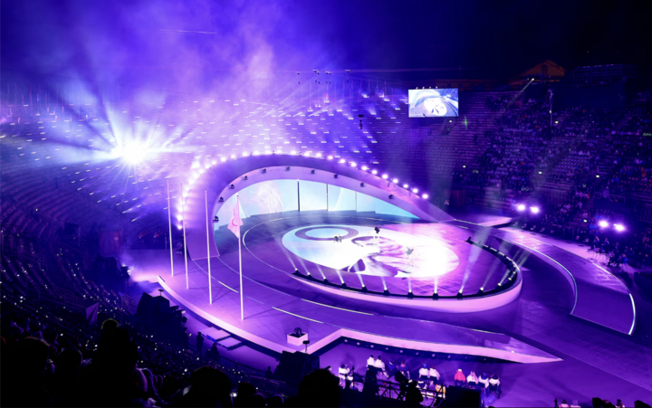 Toàn cảnh sân khấu khi các bức ảnh của nhiếp ảnh gia Italy Marco Delogu được trình chiếu trong lễ bế mạc.