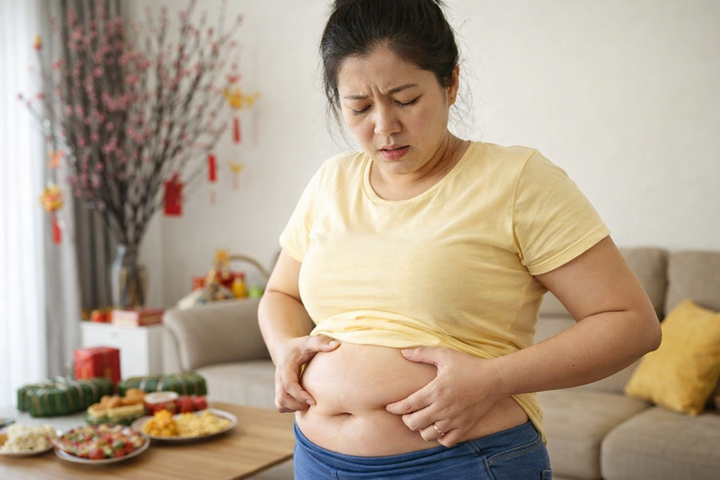 Vì sao chỉ sau 10 ngày Tết, mỡ bụng tăng nhanh hơn cả năm? (Ảnh minh họa)