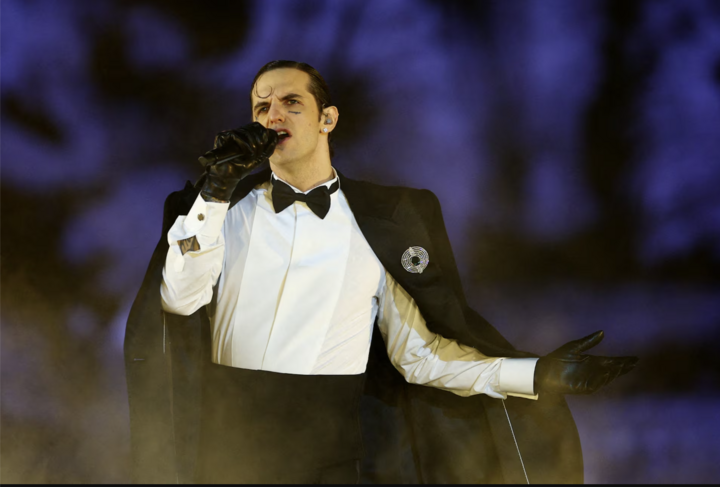 Ca sĩ Achille Lauro biểu diễn trong lễ bế mạc.