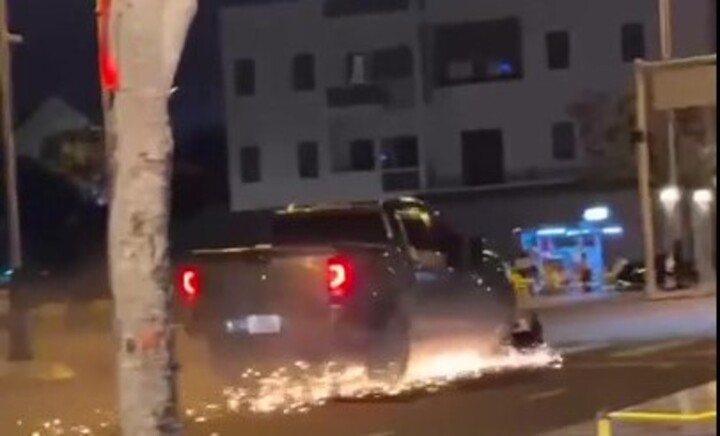 Xe bán tải kéo lê xe máy trên đường khiến 1 người chết. Ảnh: Cắt từ video.