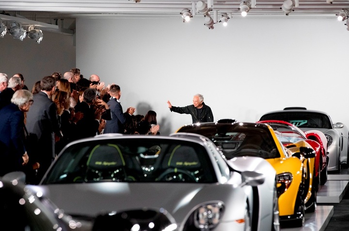 Vị tỷ phú luôn thu hút giới truyền thông khi xuất hiện cùng siêu xe. (Ảnh: luxuo)