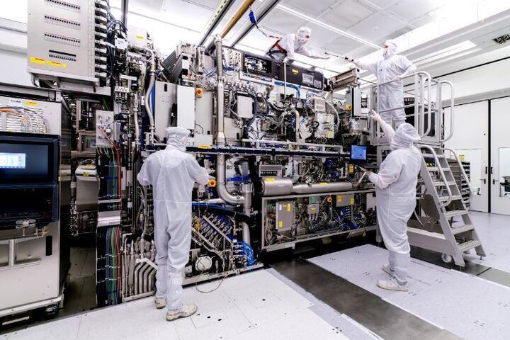 Máy EUV của ASML có thể xử lý 330 tấm wafer mỗi giờ vào năm 2030.