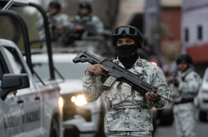 Các thành viên Lực lượng Vệ binh Quốc gia và cảnh sát Mexico đứng gác tại trụ sở Viện Kiểm sát Liên bang. (Nguồn: CNN)