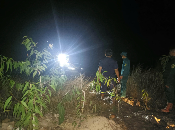 Lực lượng chức năng nỗ lực dập tắt đám cháy.