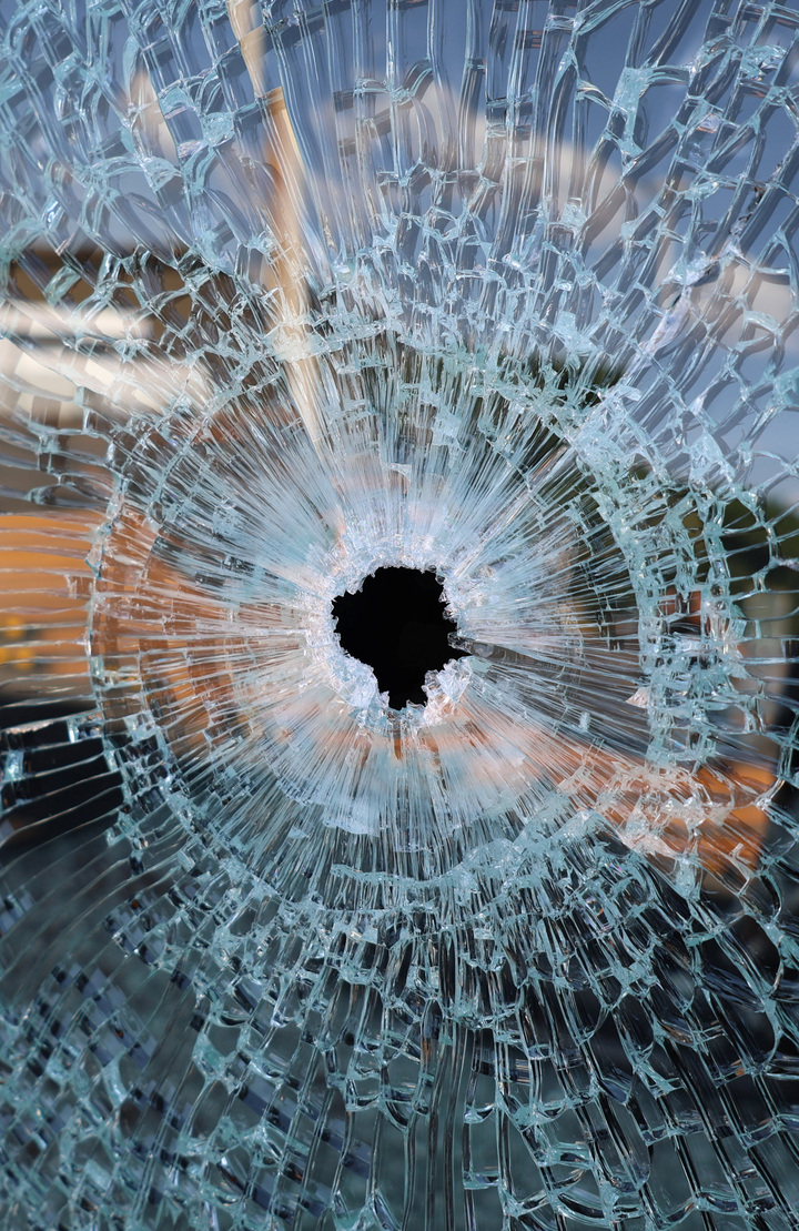 Hình ảnh từ báo chí địa phương cho thấy giao tranh dữ dội tại thị trấn miền núi Tapalpa. Ba binh sĩ bị thương trong chiến dịch. Một quan chức bang Jalisco nói với AP rằng 1 thành viên Vệ binh Quốc gia thiệt mạng tại Tapalpa, 6 người khác chết tại Zapopan; một cai ngục bị giết khi tù nhân nổi loạn ở Puerto Vallarta và một điều tra viên công tố bang bị bắn chết tại Guadalajara.