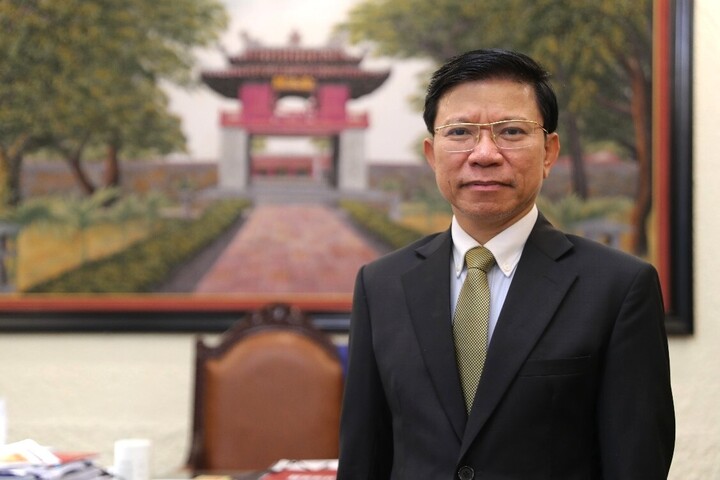 GS.TS Hoàng Anh Tuấn - Hiệu trưởng Trường Đại học KHXH&NV Hà Nội nhận Huân chương Cành cọ hàn lâm của Pháp.