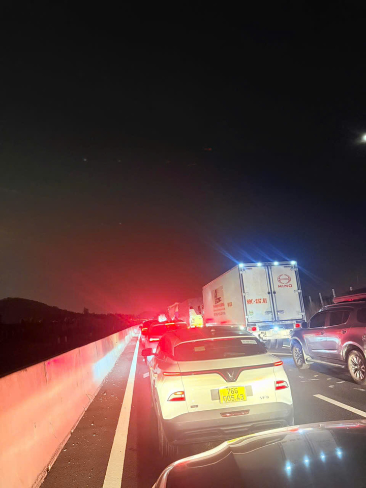 Các phương tiện ùn tắc trên cao tốc Bắc - Nam đoạn qua Bình Thuận (cũ) sau vụ tai nạn liên hoàn giữa 5 ô tô. (Ảnh: Người dân cung cấp)