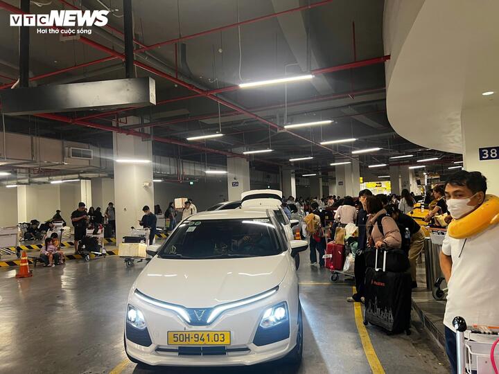 Trong tổng số hơn 171.000 lượt hành khách dự kiến phục vụ trong ngày, lượng khách đến chiếm ưu thế rõ rệt, phản ánh đúng nhịp dịch chuyển sau Tết.