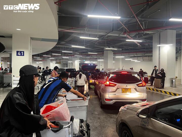 Toàn cảng dự kiến khai thác 1.038 chuyến bay với 171.022 hành khách. Trong đó, khách đến TP.HCM lên tới 104.149 người trên 521 chuyến bay. Riêng đường bay nội địa ghi nhận 73.120 hành khách trở lại thành phố trên 359 chuyến; bên cạnh đó là 31.029 khách quốc tế nhập cảnh.