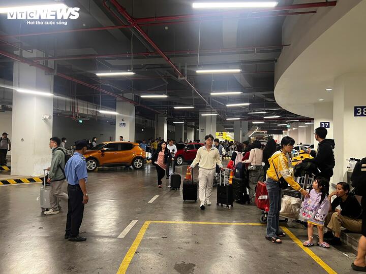 Ngày 23/2 (mùng 7 tháng Giêng) - ngày đầu đi làm sau kỳ nghỉ Tết Bính Ngọ, Trung tâm Điều hành khai thác cho biết hoạt động tại sân bay đạt ngưỡng rất cao khi lượng khách từ các tỉnh, thành đồng loạt quay lại TP.HCM.