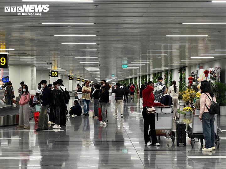 Ở chiều ngược lại, lượng khách rời TP.HCM thấp hơn đáng kể, với 66.873 hành khách trên 517 chuyến bay. Trong đó có 36.425 khách quốc nội và 30.448 khách quốc tế xuất cảnh.