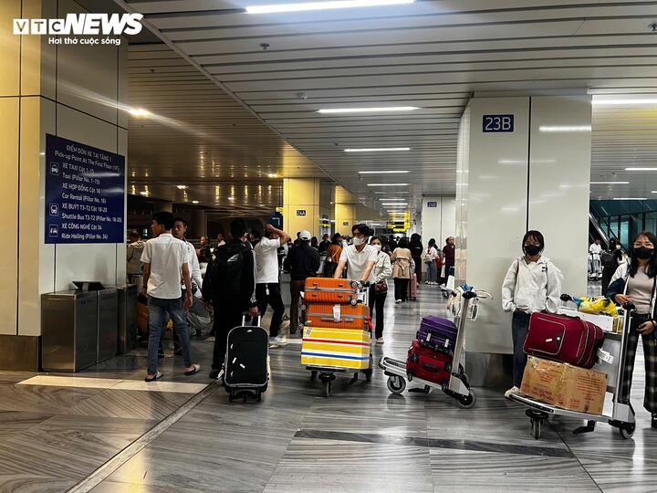 Ghi nhận từ sáng sớm, khu vực ga đến Nhà ga T3 đã đông kín người. Hành khách tay xách nách mang, lỉnh kỉnh quà quê, nối nhau ra sảnh chờ.