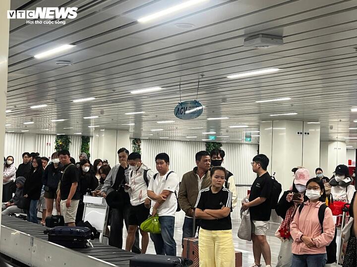 Bãi giữ xe và làn đón trả khách nhanh chóng quá tải, nhiều thời điểm dòng người đứng ken đặc chờ taxi và xe công nghệ. Lực lượng an ninh, điều phối mặt đất phải liên tục phân luồng để tránh xảy ra ùn ứ cục bộ.