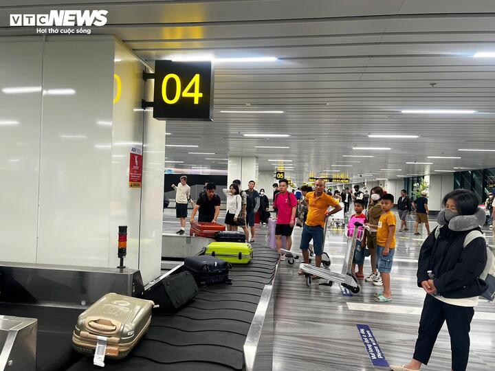 Đẩy xe hành lý ra khu vực đón xe, chị Nguyễn Thị Mai (28 tuổi, nhân viên văn phòng quê Quảng Ngãi) cho biết chuyến bay của chị hạ cánh từ sớm nhưng mất thêm gần nửa giờ mới ra được bên ngoài vì lượng khách quá đông.