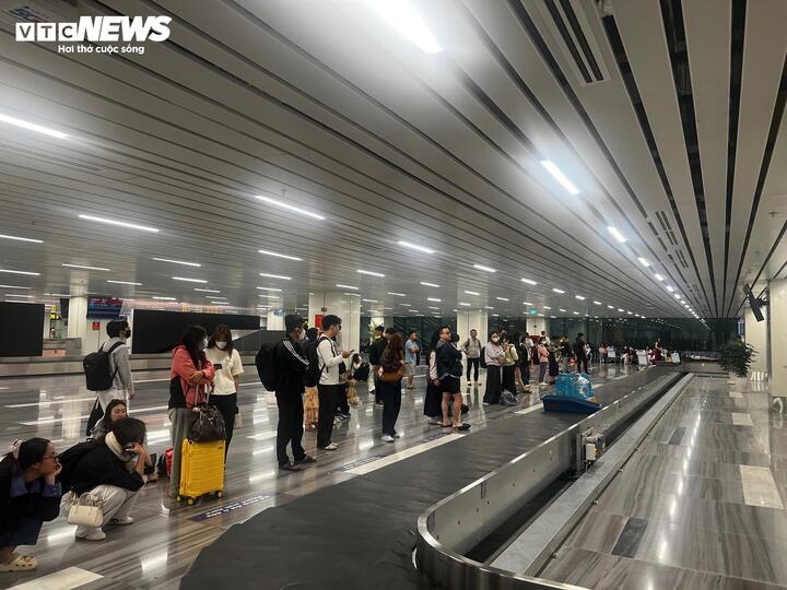 Áp lực lớn trong ngày chủ yếu dồn vào các nhà ga quốc nội. Nhà ga T3 dự kiến khai thác 453 chuyến bay với hơn 67.800 hành khách, riêng khách đến chiếm 43.636 người. Nhà ga T1 cũng hoạt động hết công suất với 258 chuyến bay nội địa, phục vụ hơn 41.700 lượt khách. Đối với các đường bay quốc tế, Nhà ga T2 duy trì 316 chuyến bay, phục vụ hơn 61.400 lượt khách xuất nhập cảnh.