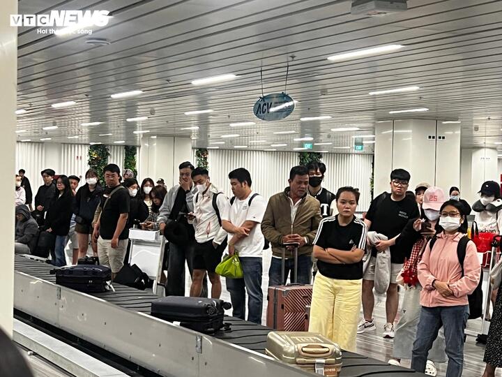 “Năm nay ai cũng tranh thủ quay lại thành phố từ mùng 6, mùng 7 Tết để chuẩn bị đi làm. Tôi vào sớm một ngày để kịp sắp xếp công việc. Đông thì có đông nhưng quy trình nhận hành lý khá nhanh, không bị chậm trễ nhiều”, chị Mai nói.