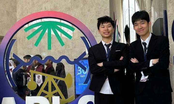 Quân (trái) cùng bạn trong đội tuyển VIệt Nam tại Olympic Vật lý châu Á năm 2025. (Ảnh: NVCC)