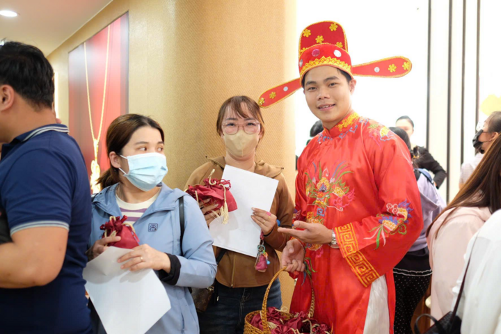 Sức hút 'Vàng quốc dân': Khi người trẻ rủ nhau mua vàng Thần Tài theo cách mới - 1