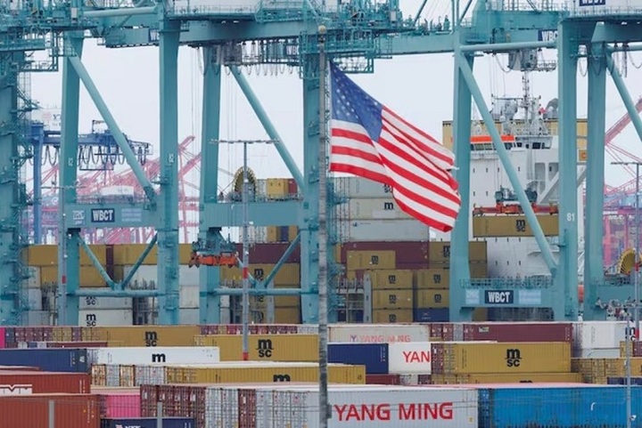 Các container vận chuyển từ Trung Quốc đang đậu tại Cảng Los Angeles ở San Pedro, California, Mỹ, ngày 5/11/2025