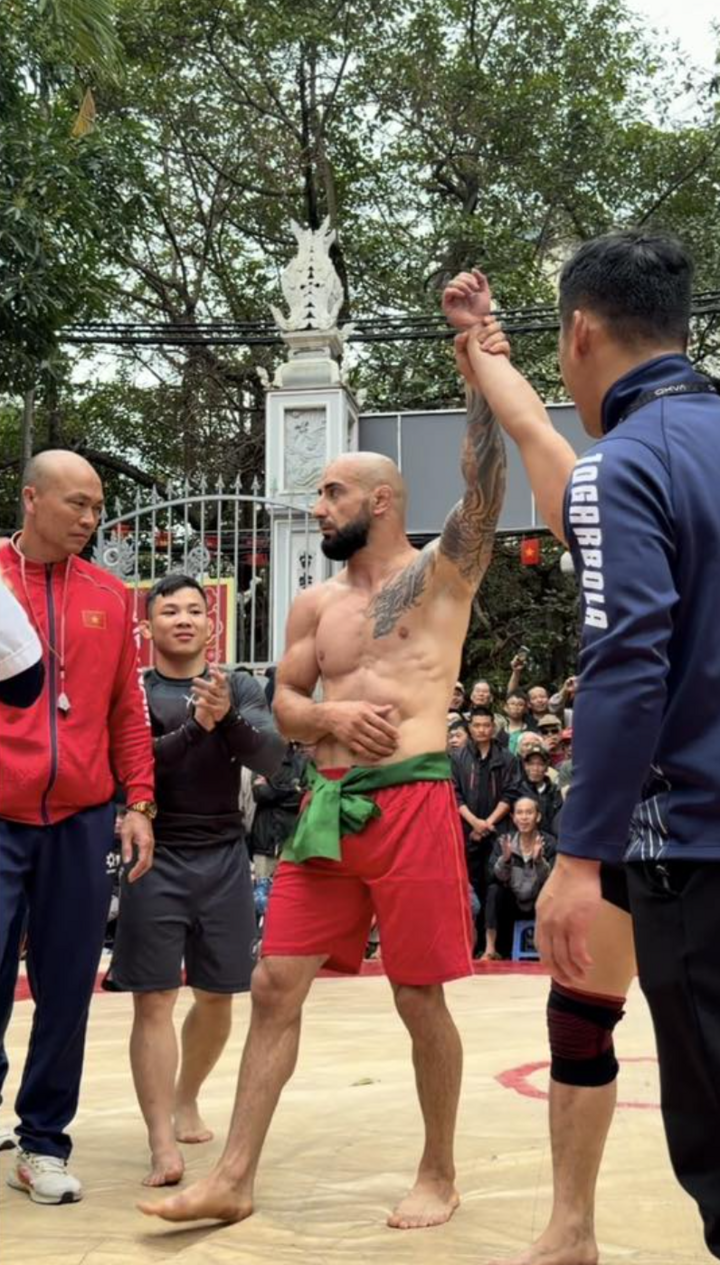 Rafael đính kèm đăng tấm ảnh anh nắm tay và giơ cao tay Bạch Văn Nghĩa.