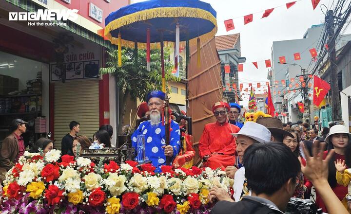 Với những đoàn rước cách xa miếu Tiên Công từ 4-5km, các "cụ Thượng" sẽ được con cháu mời lên xe đẩy được trang trí và có lọng che.