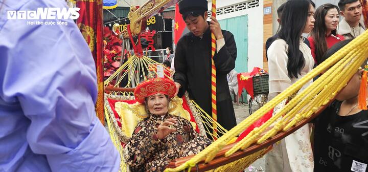 Các "cụ Thượng" sẽ được con cháu kiệu bằng bộ võng đào rước từ nhà thờ họ về miếu Tiên Công, người cầm lọng xanh che võng vừa đi vừa xoay lọng rất khéo.